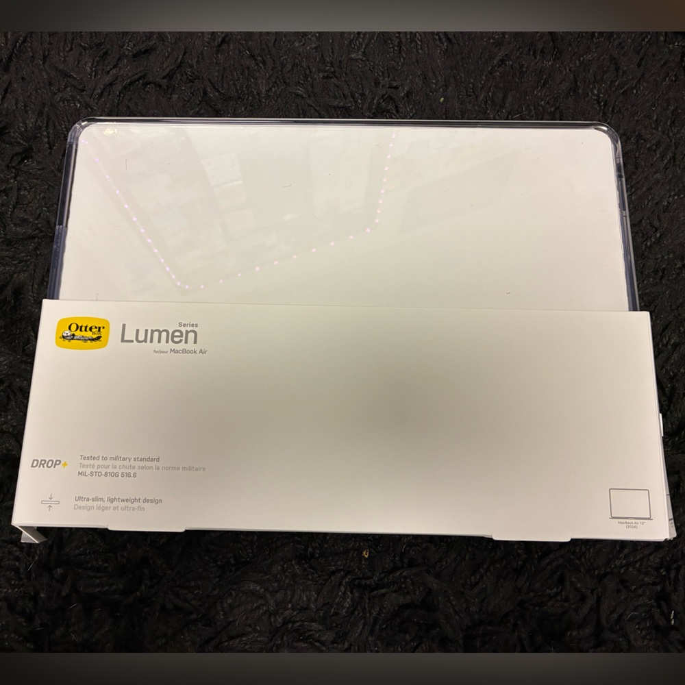 ‼️NWOT: MacBook Air series lumen otterbox clear case (13"
2024 Mac)